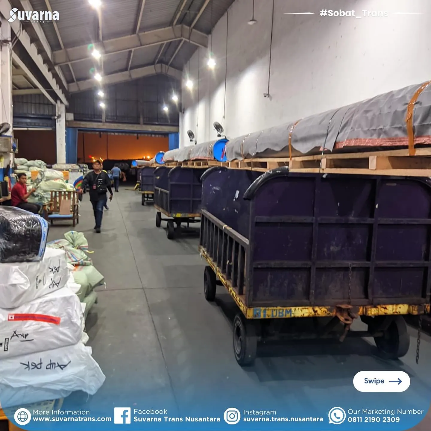 Pipa baja di atas dolly kargo disiapkan di apron bandara (2/3)