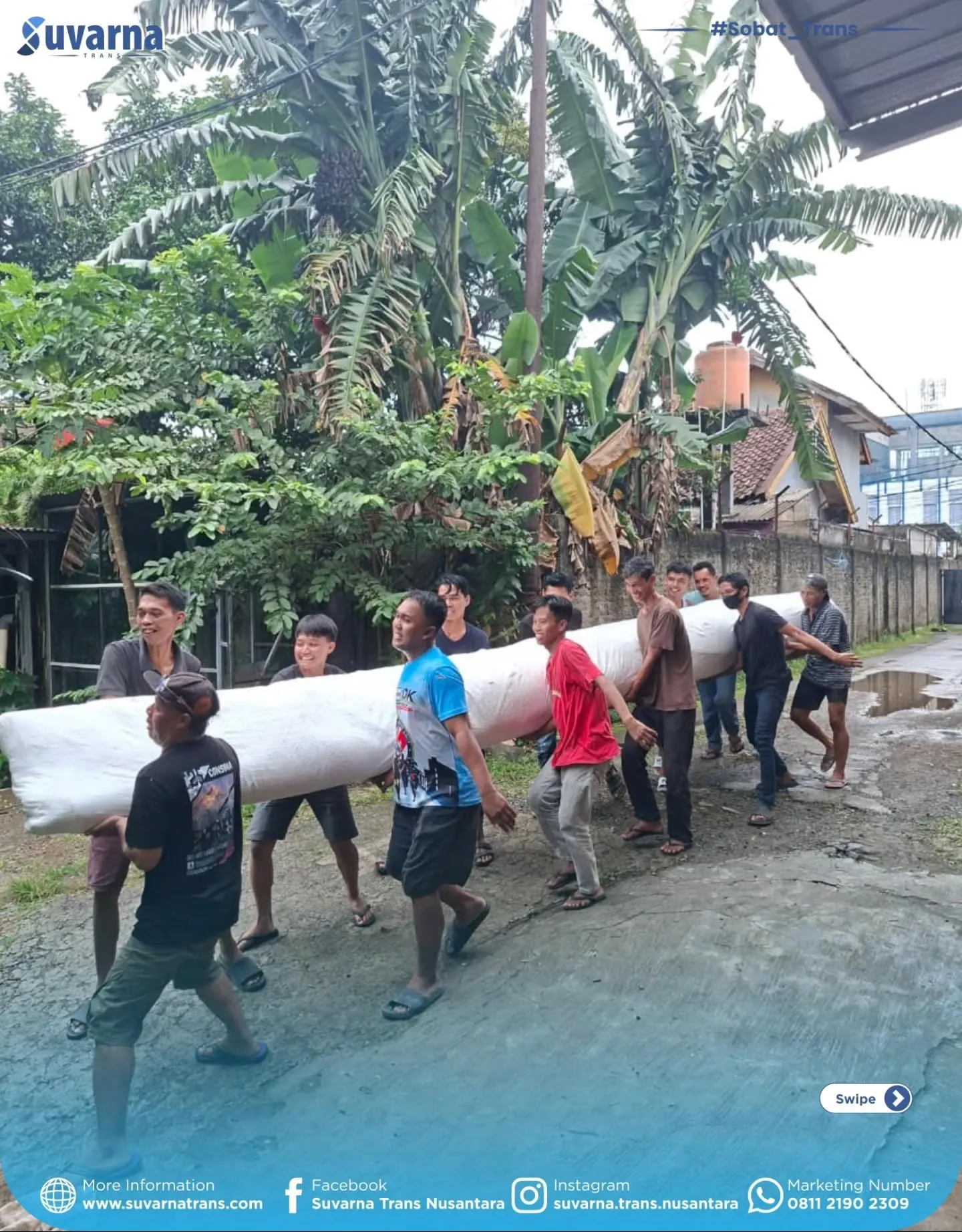 Gulungan karpet custom dikemas dan diangkat ke truk di Jakarta