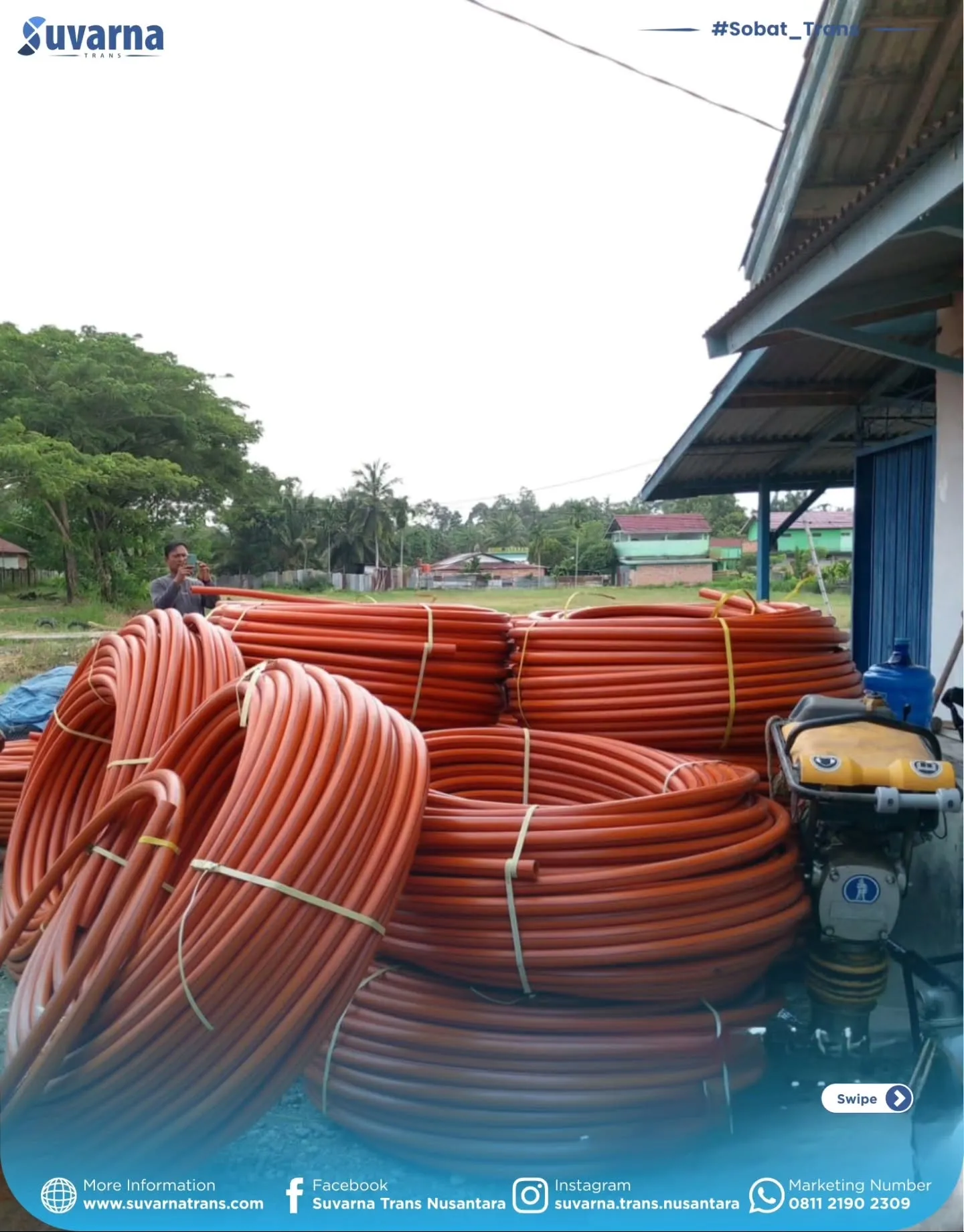 Gulungan kabel HDPE oranye dibongkar di lokasi tujuan Pekanbaru