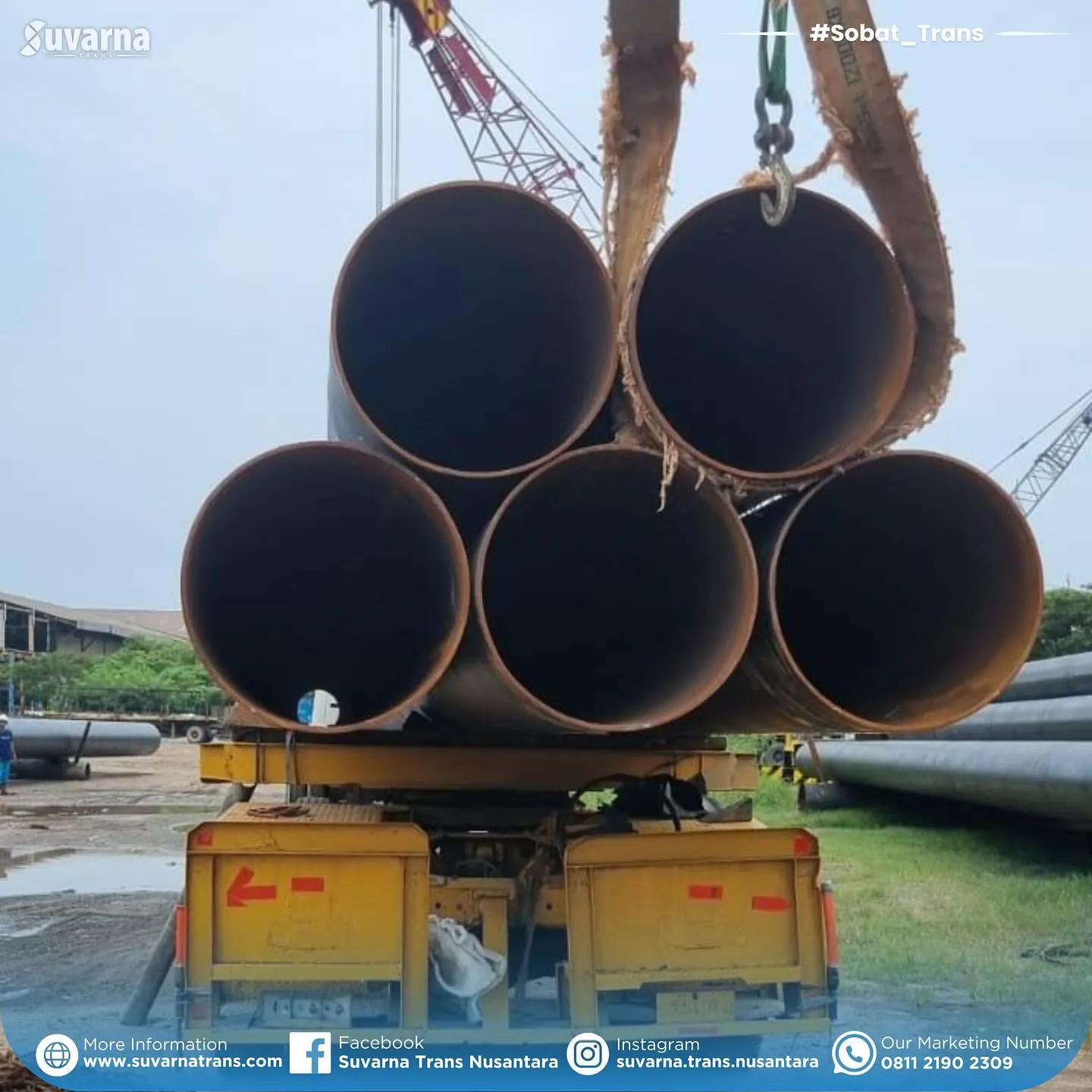 Tiang pancang baja dimuat ke trailer boogie dengan crane di pabrik Cilegon (4/10)