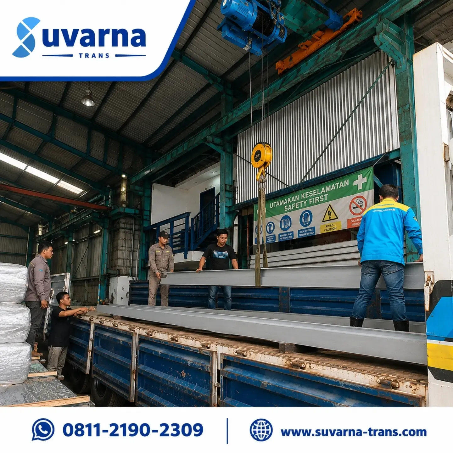 Material konstruksi baja dimuat ke truk di workshop Jakarta