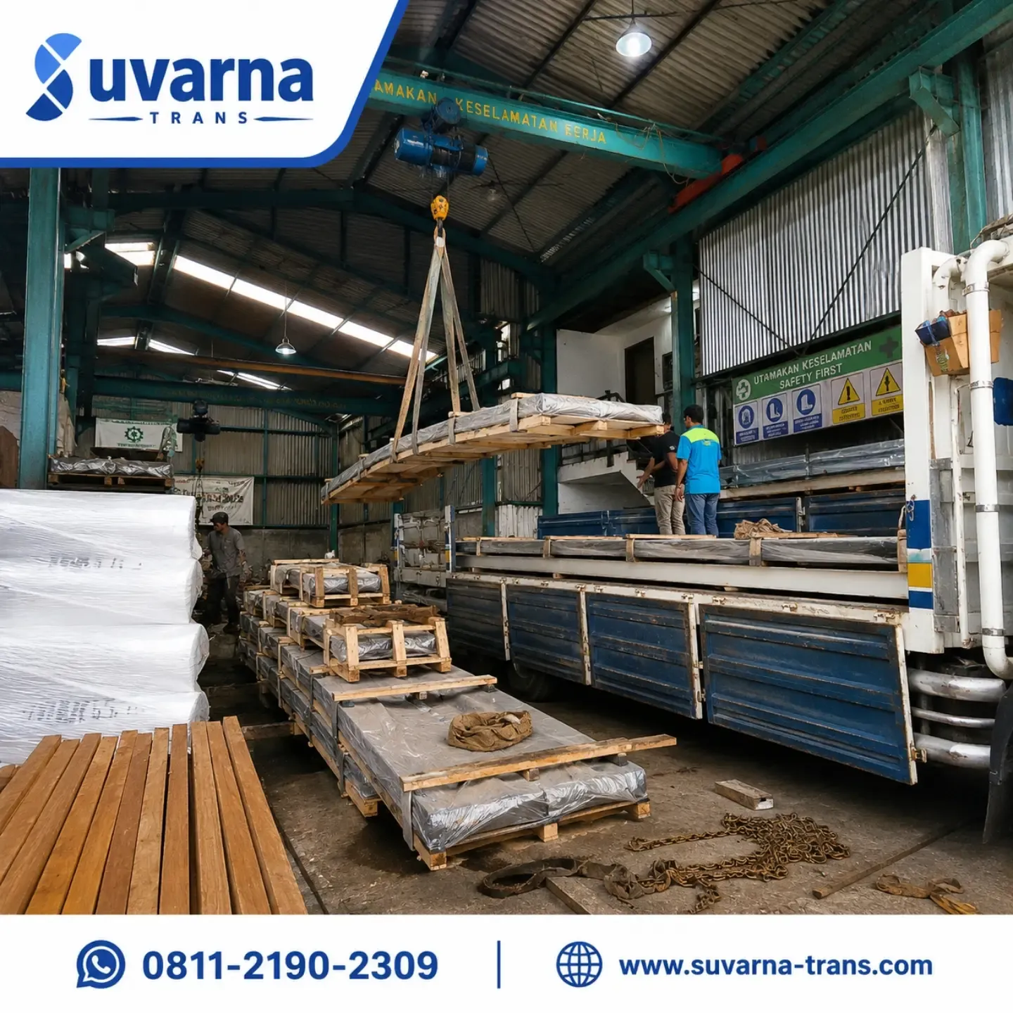 Material konstruksi baja dimuat ke truk di workshop Jakarta (5/7)