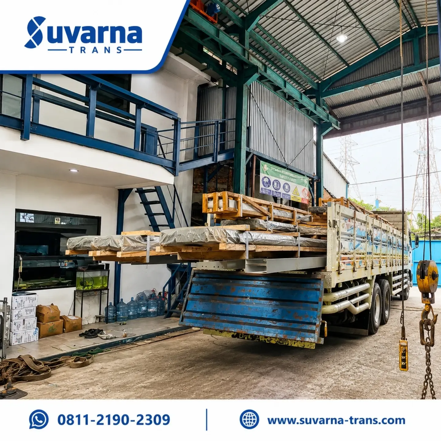 Material konstruksi baja dimuat ke truk di workshop Jakarta (6/7)