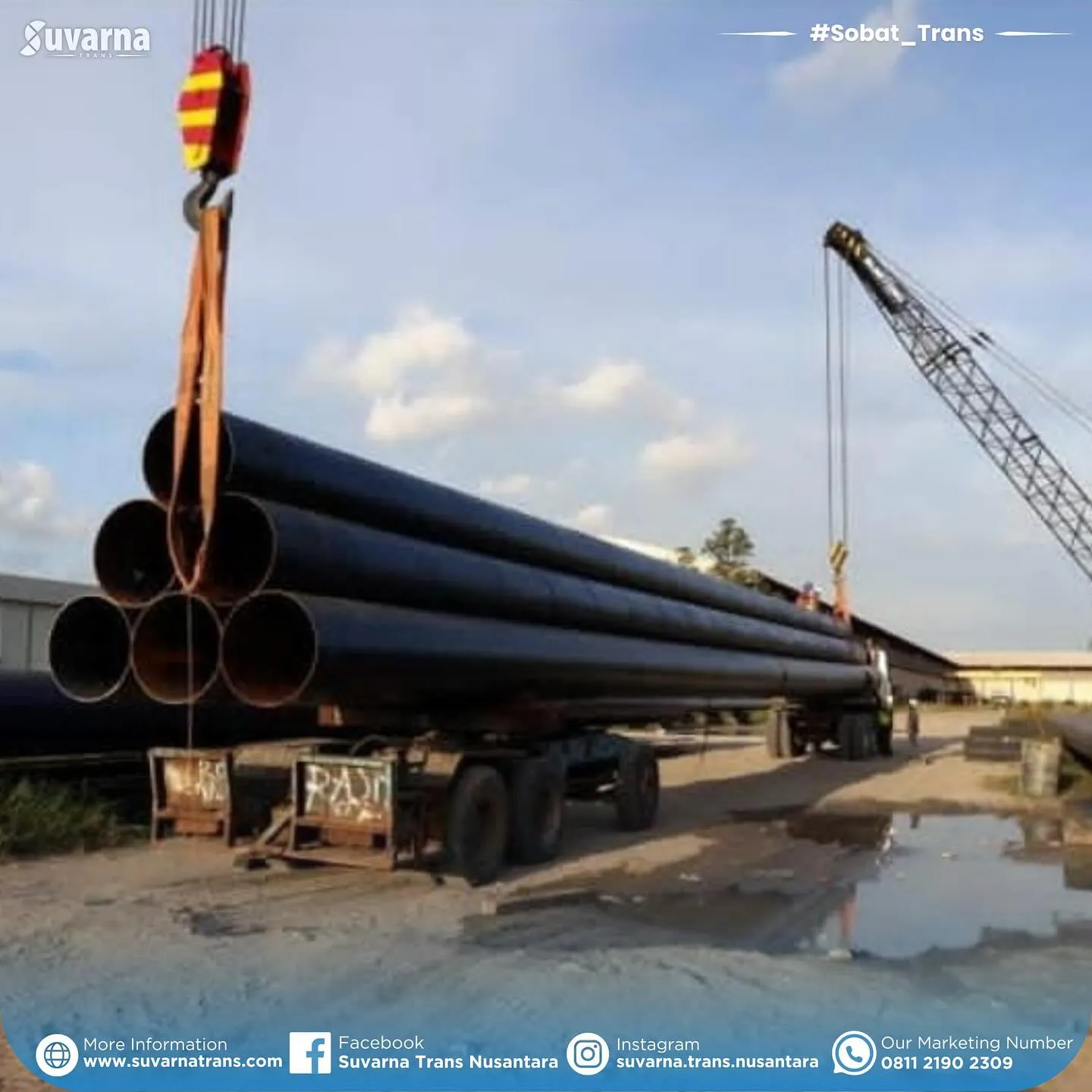Tiang pancang baja dimuat ke trailer boogie dengan crane di pabrik Cilegon (7/10)