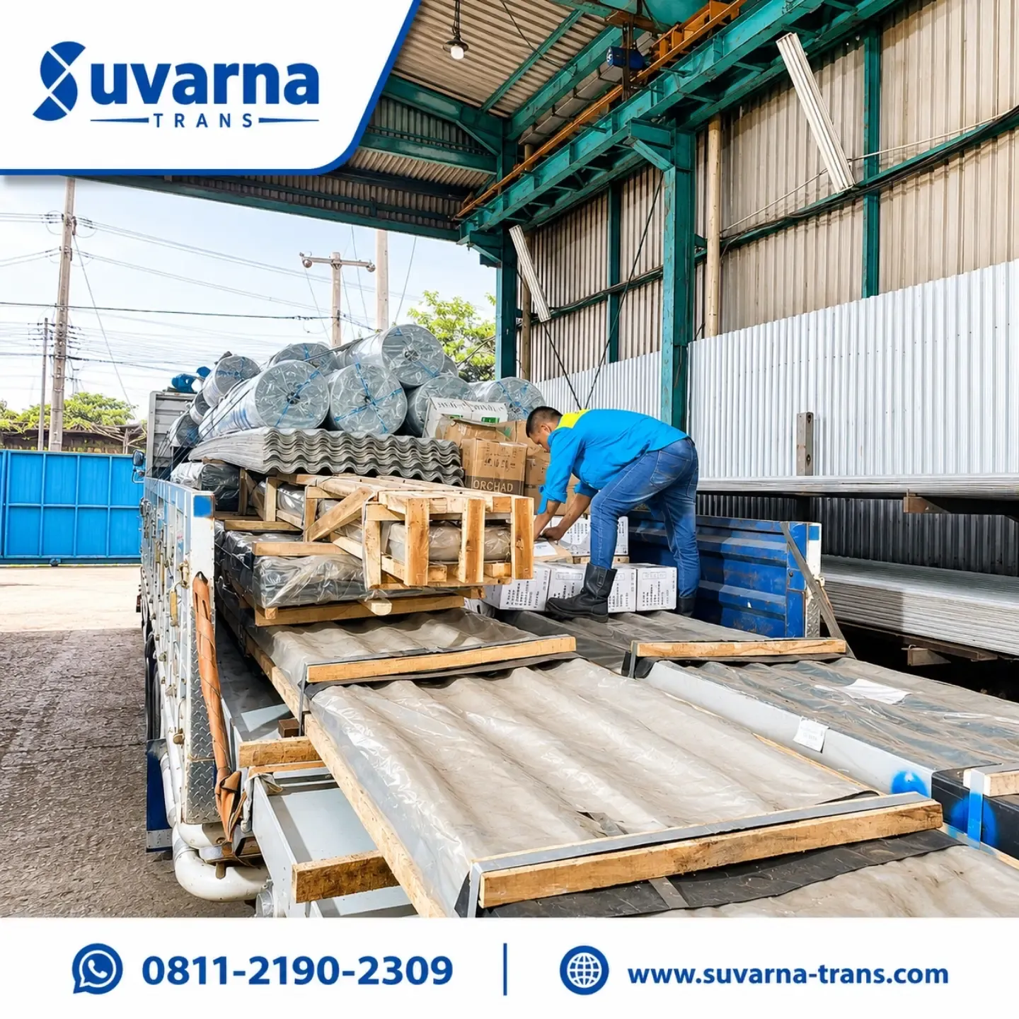 Material konstruksi baja dimuat ke truk di workshop Jakarta (7/7)
