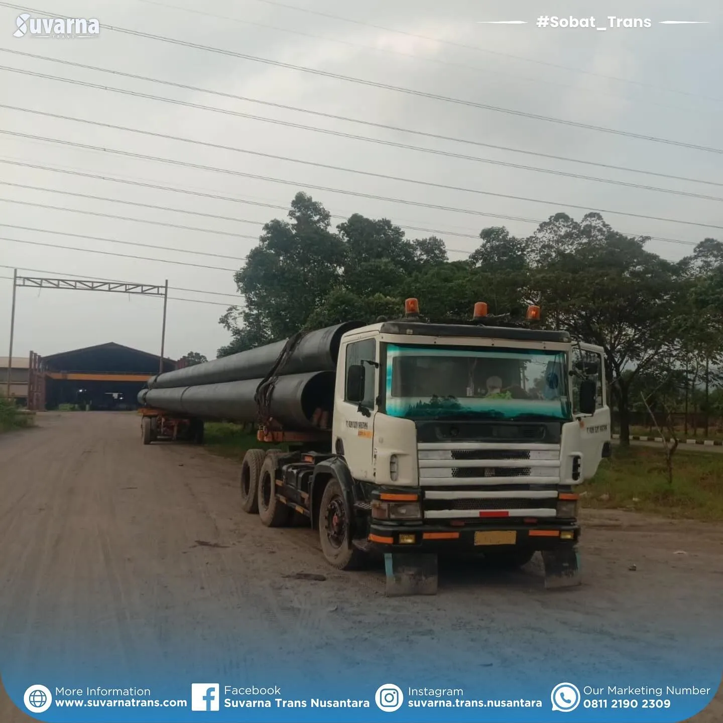 Tiang pancang baja dimuat ke trailer boogie dengan crane di pabrik Cilegon (8/10)