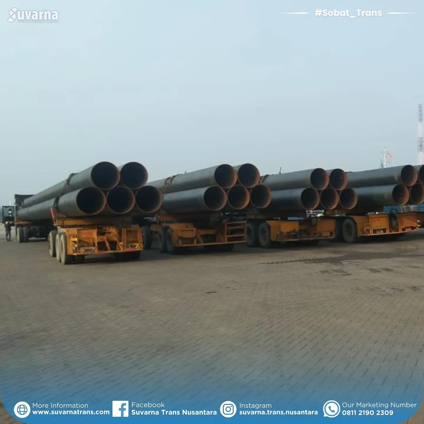 Tiang pancang baja dimuat ke trailer boogie dengan crane di pabrik Cilegon (10/10)
