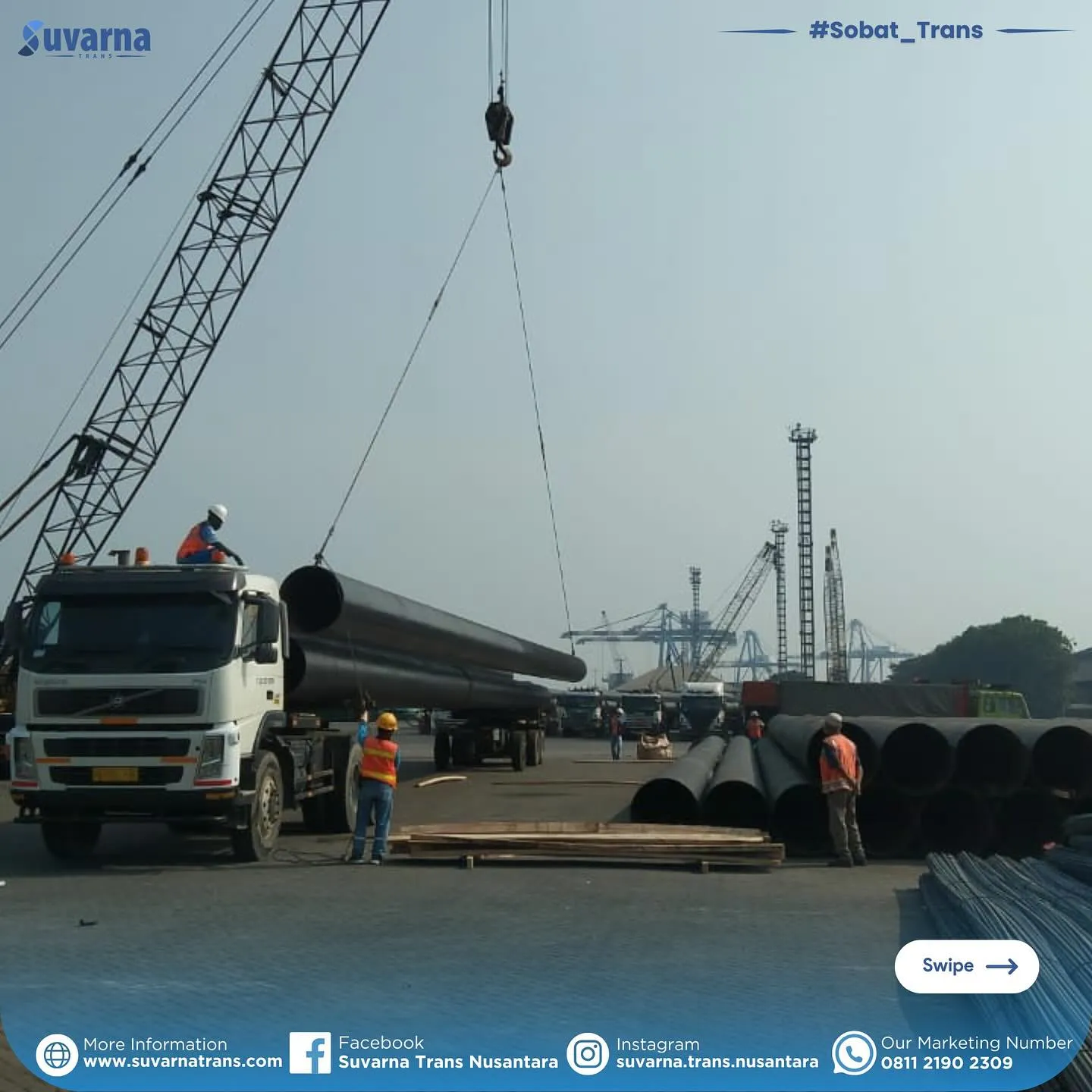 Tiang pancang baja diturunkan dan ditumpuk di yard pelabuhan (2/10)