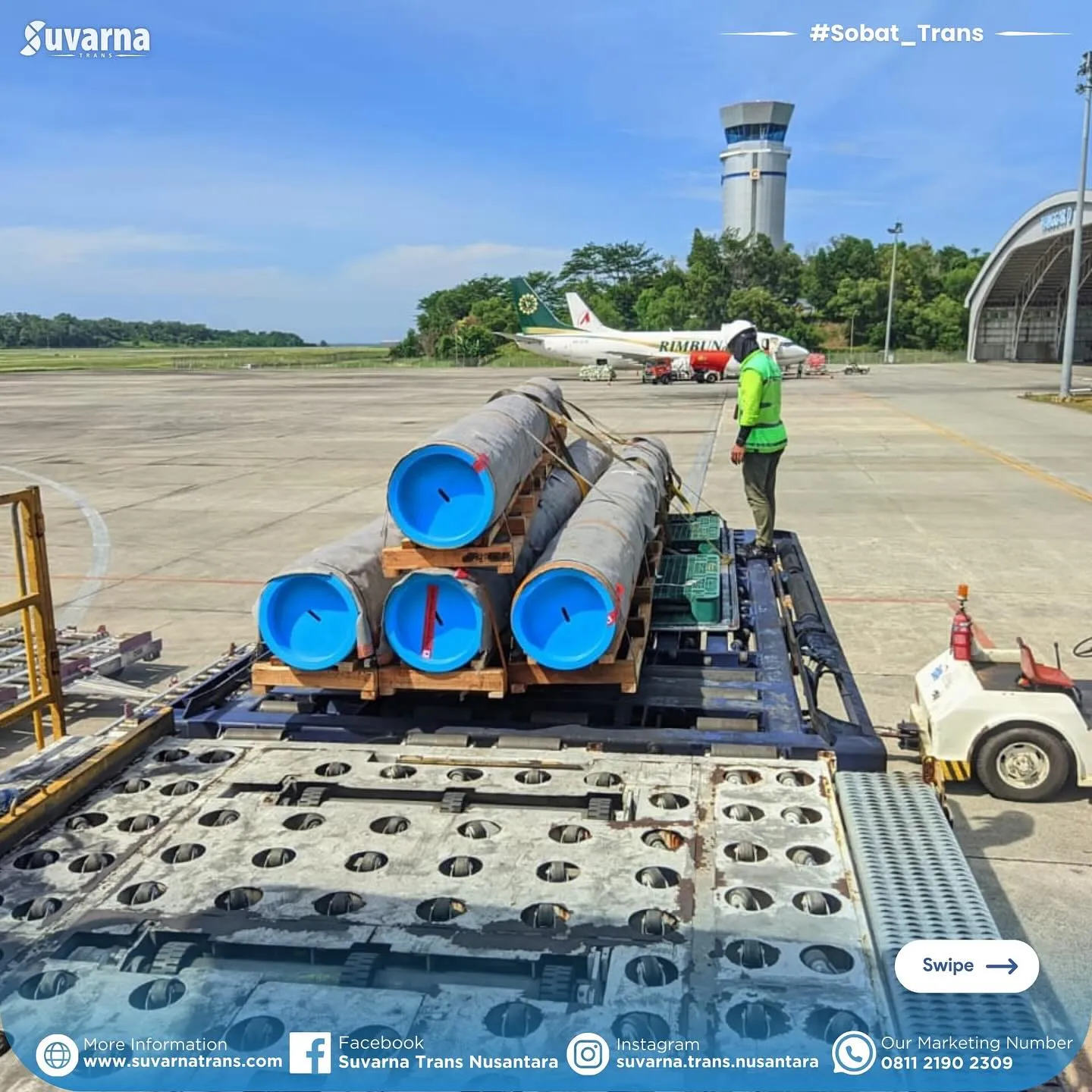 Pipa baja dimuat ke kabin kargo pesawat charter
