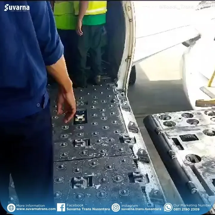 Pipa baja dimuat ke kabin kargo pesawat charter (6/9)