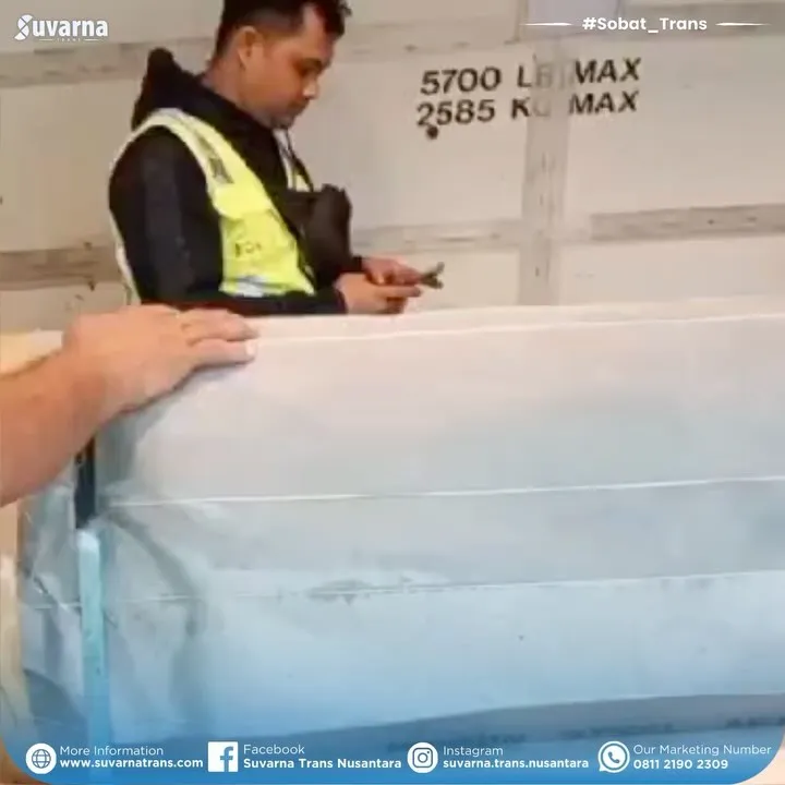 Pipa baja dimuat ke kabin kargo pesawat charter (8/9)