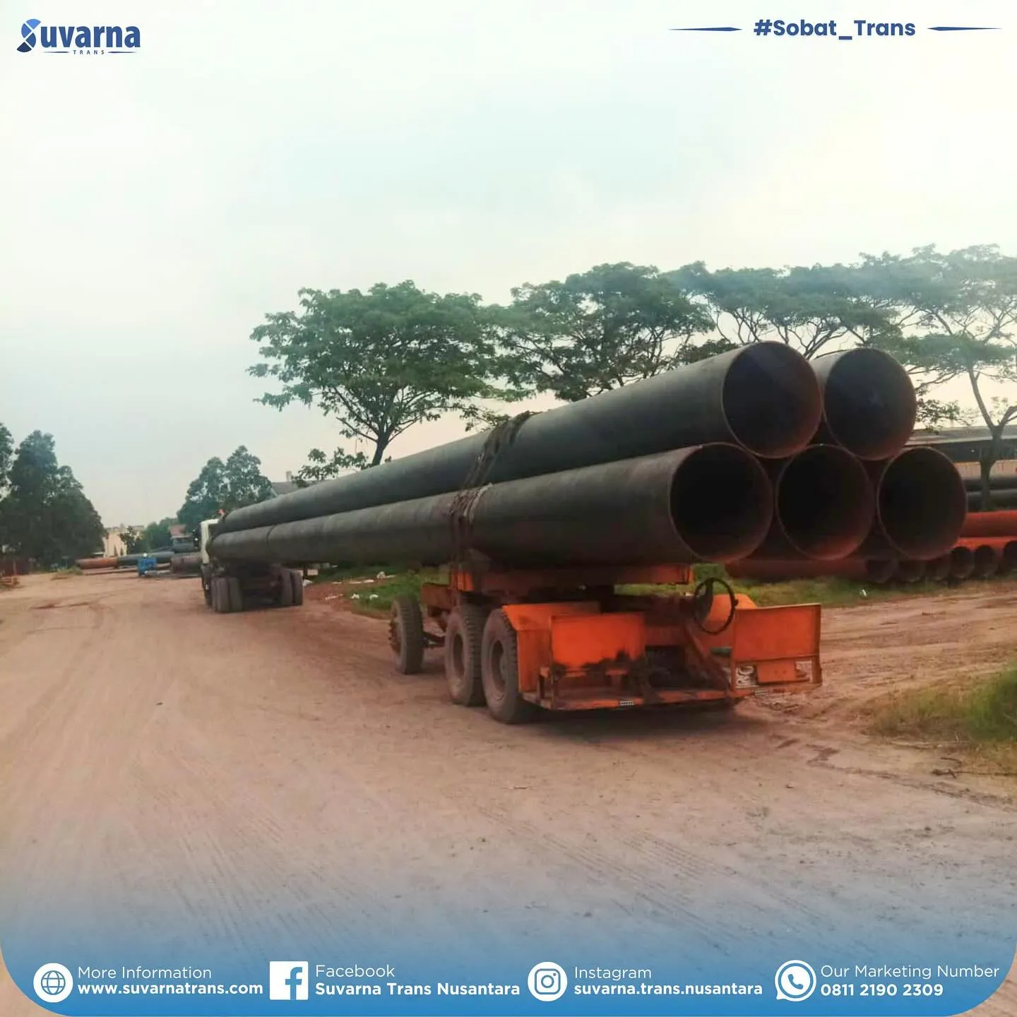 Tiang pancang baja diturunkan dan ditumpuk di yard pelabuhan (10/10)