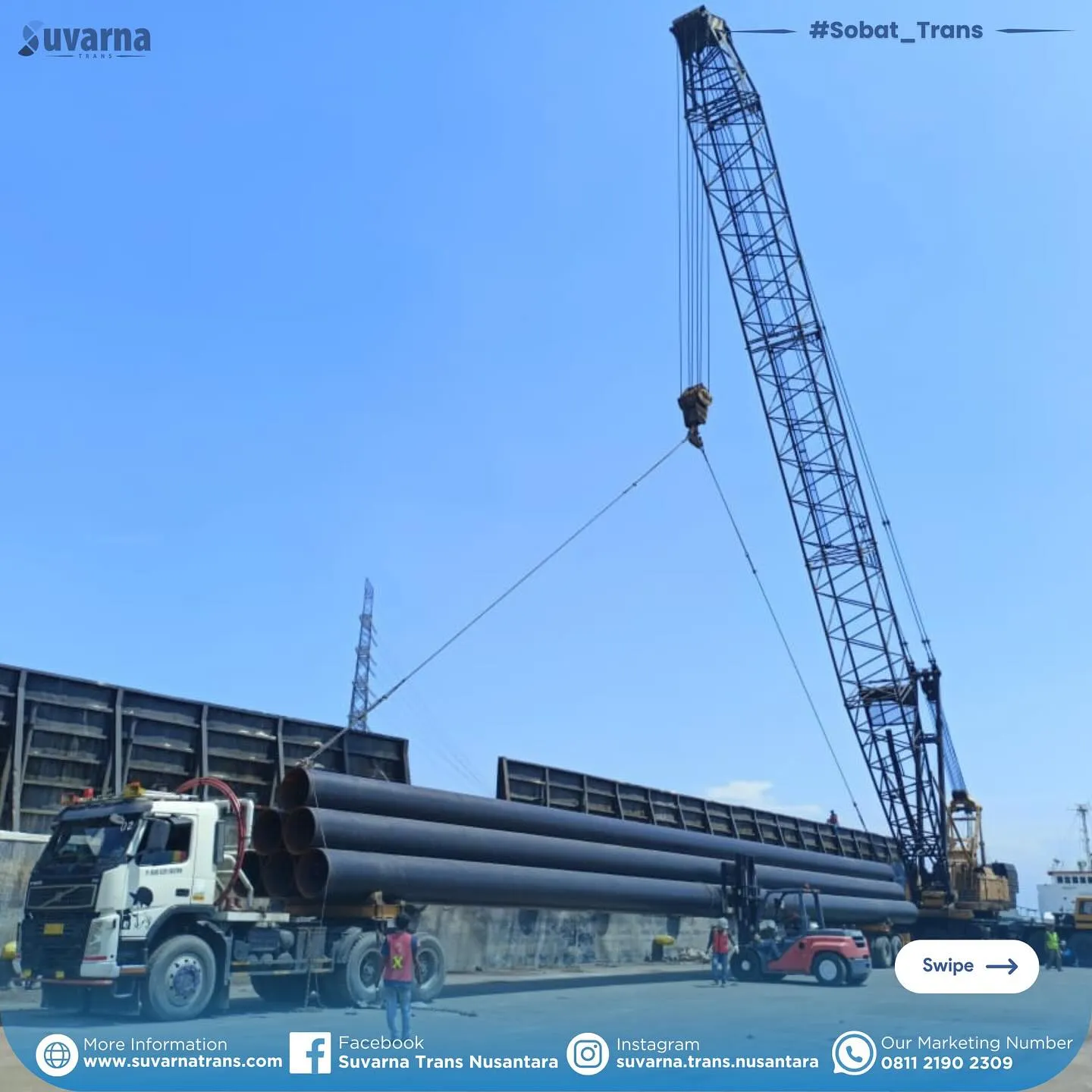 Crane mengangkat tiang pancang baja ke atas tongkang di pelabuhan muat (2/9)