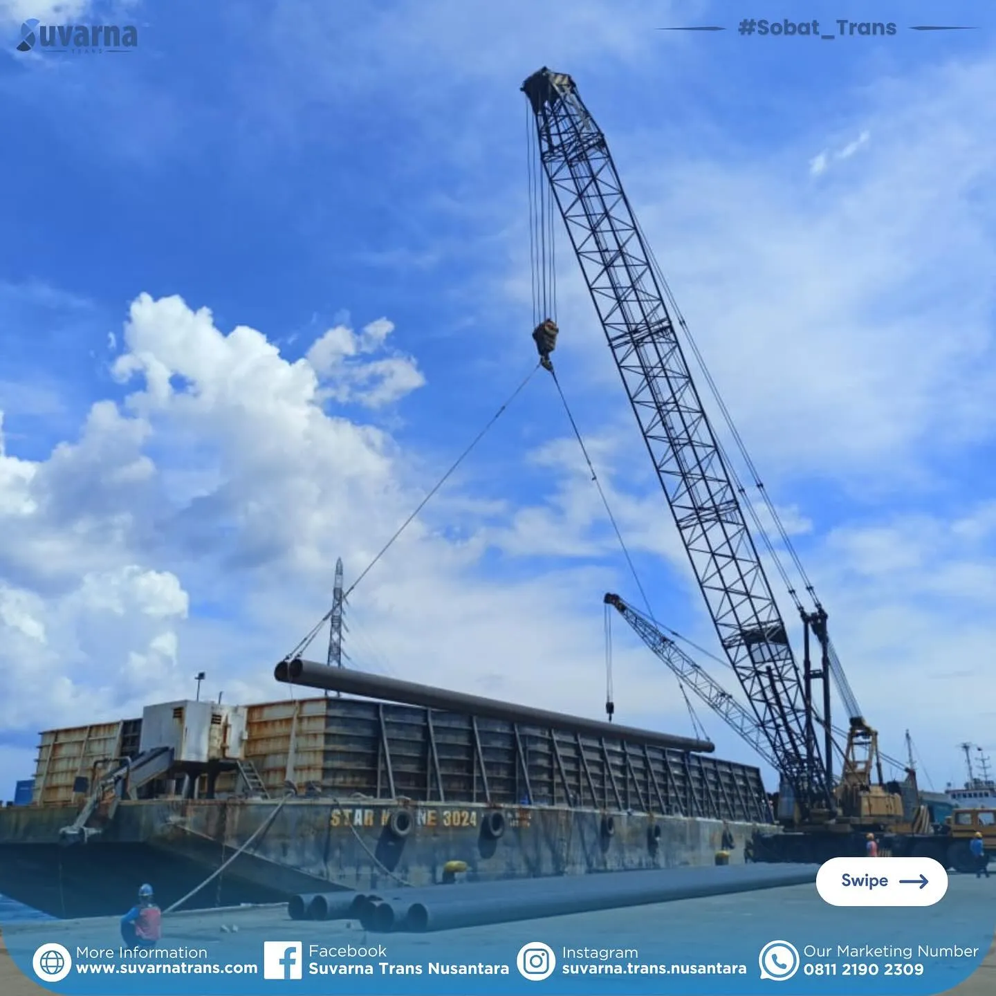 Crane mengangkat tiang pancang baja ke atas tongkang di pelabuhan muat (3/9)