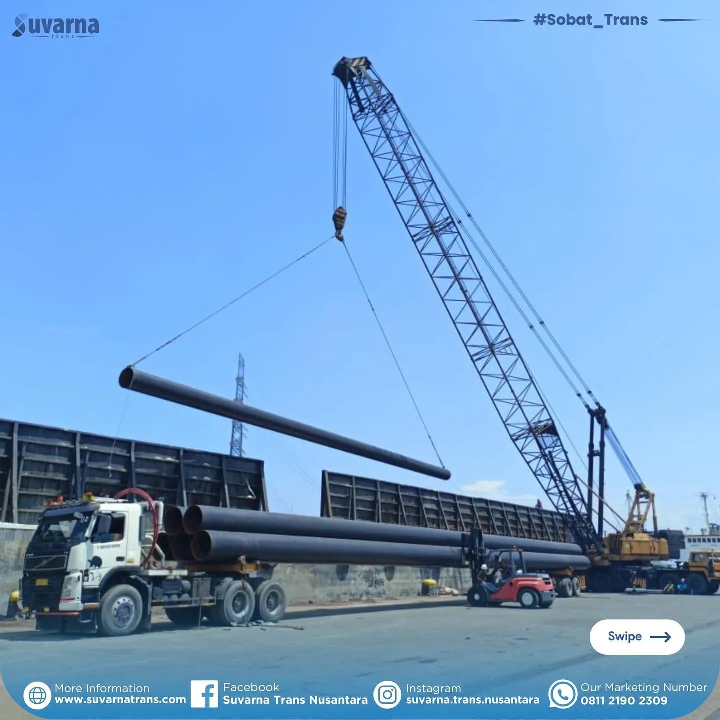 Crane mengangkat tiang pancang baja ke atas tongkang di pelabuhan muat (5/9)