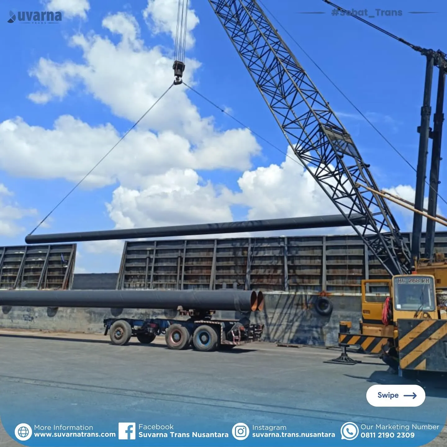 Crane mengangkat tiang pancang baja ke atas tongkang di pelabuhan muat (6/9)