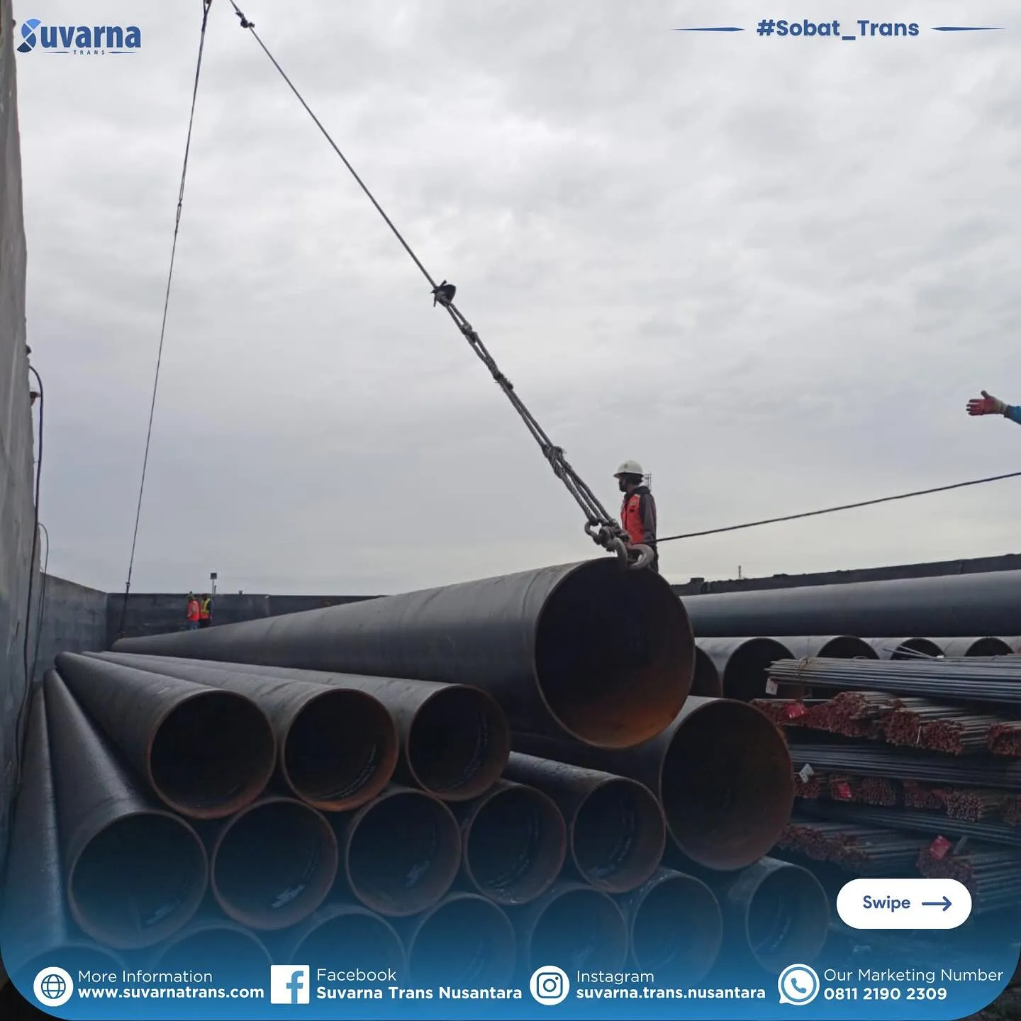Crane mengangkat tiang pancang baja ke atas tongkang di pelabuhan muat (7/9)