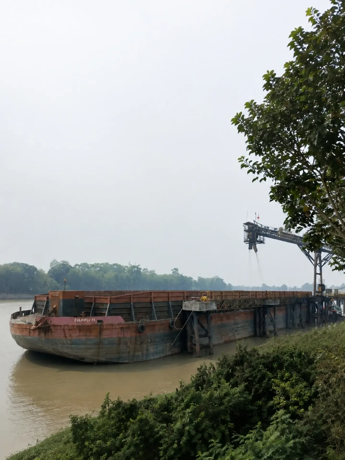 Batu bara dimuat ke tongkang melalui conveyor di Jetty SDJ Lematang (2/3)