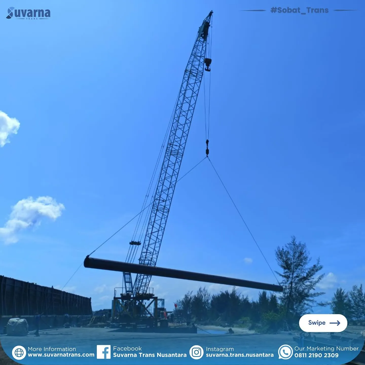 Tiang pancang baja dibongkar dari tongkang di lokasi proyek jetty Tanah Bumbu (2/8)
