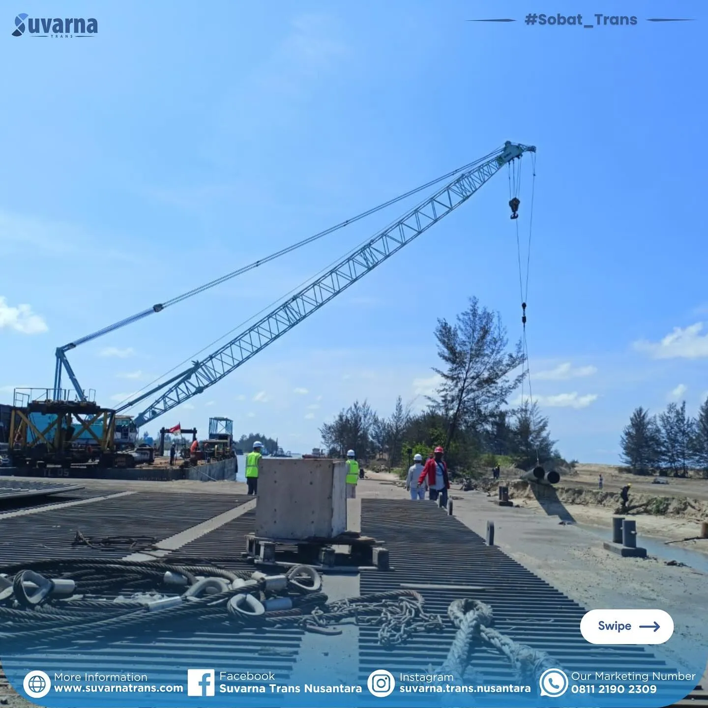 Tiang pancang baja dibongkar dari tongkang di lokasi proyek jetty Tanah Bumbu (5/8)