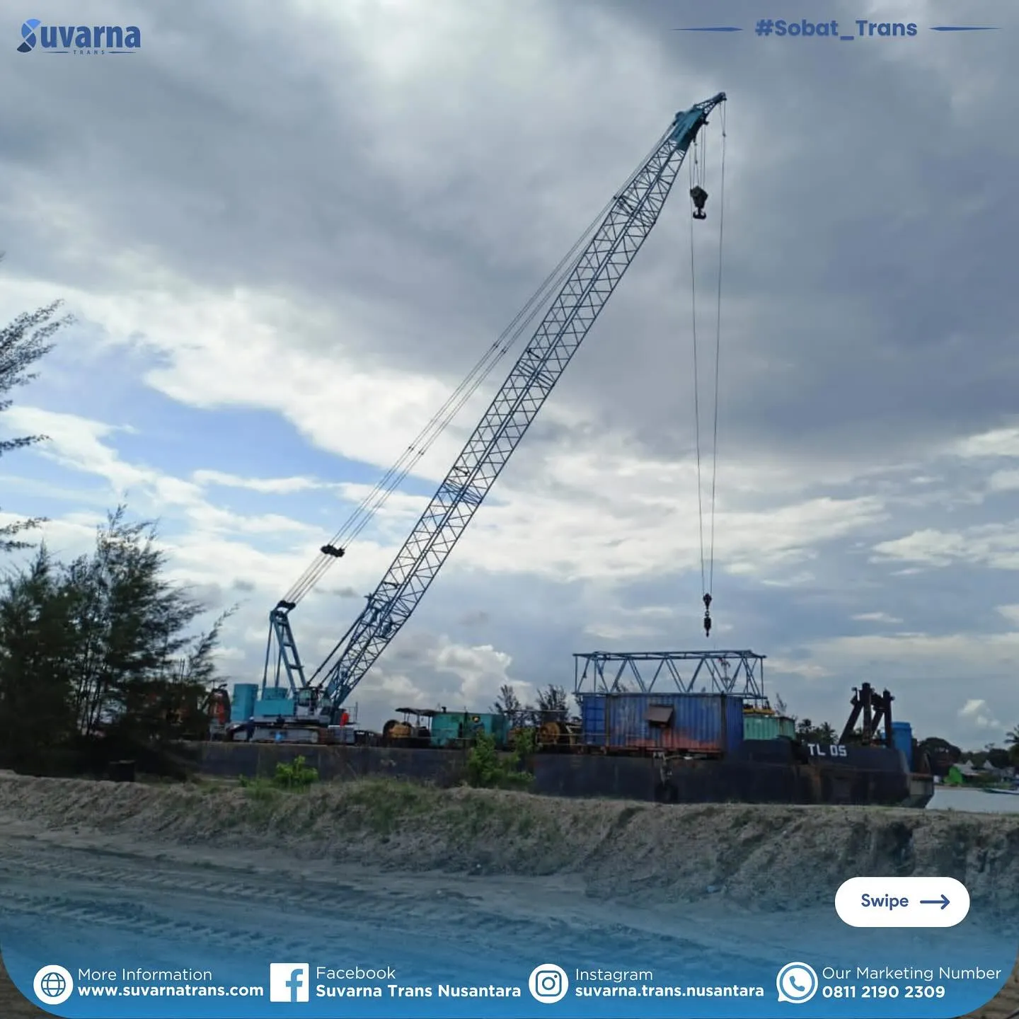 Tiang pancang baja dibongkar dari tongkang di lokasi proyek jetty Tanah Bumbu (6/8)