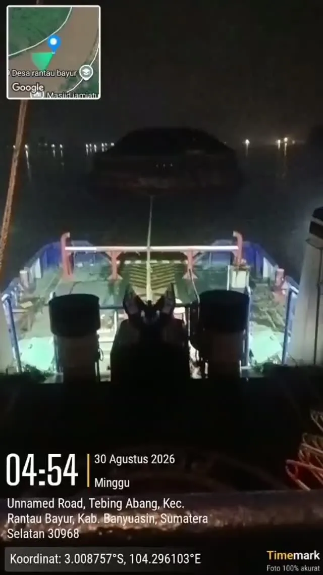 Tongkang bermuatan batu bara ditarik pada dini hari di Banyuasin