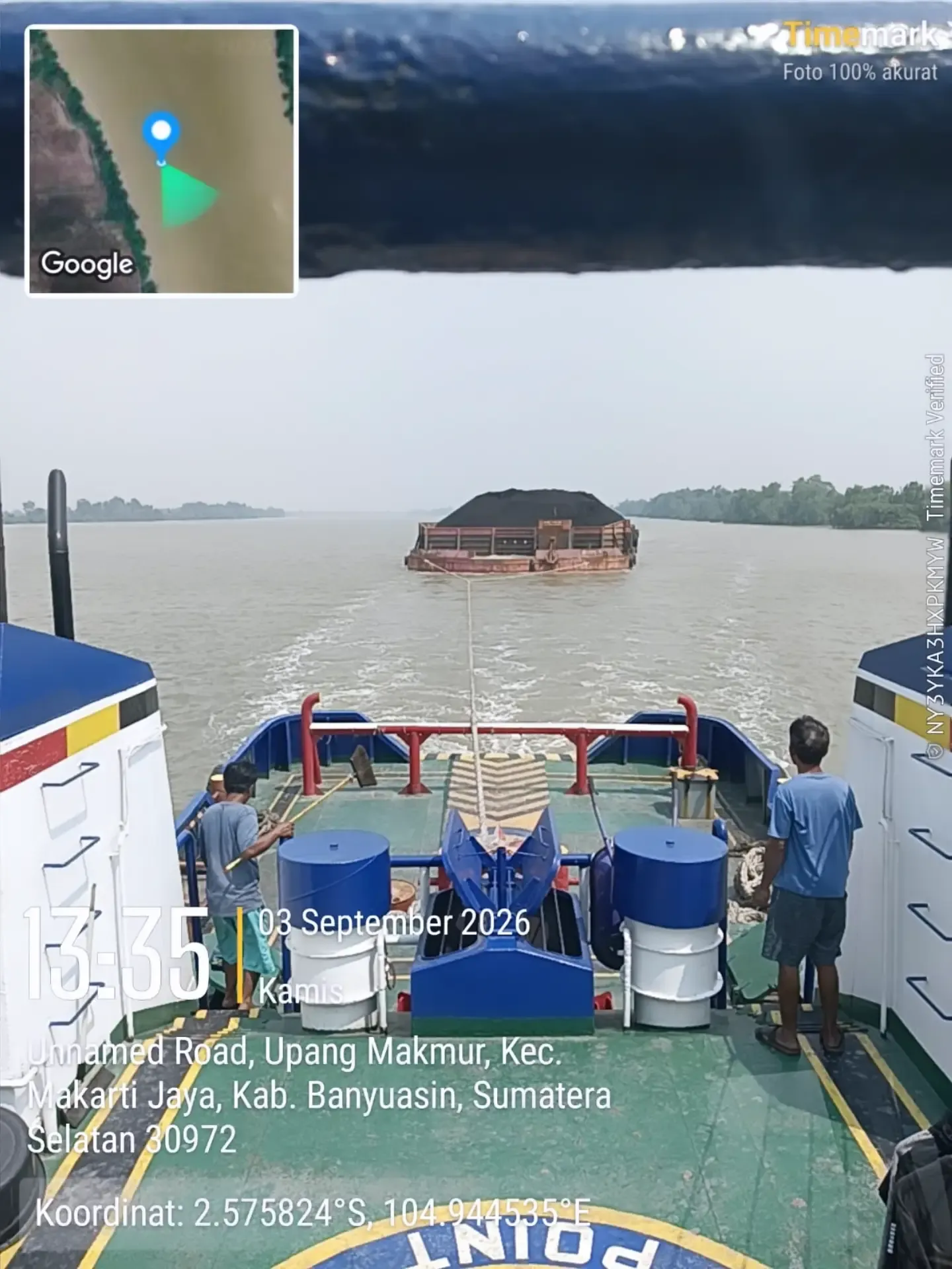 Tongkang bermuatan batu bara di belakang kapal tunda saat cast off