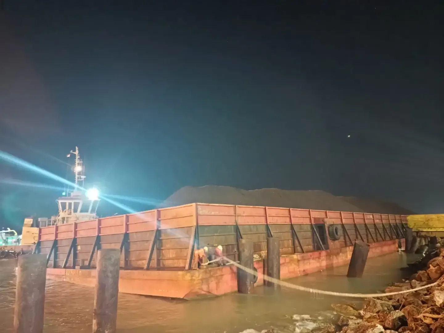 Tongkang BG. Zulkifli 11 sandar di jetty Lamongan pada malam hari (2/3)