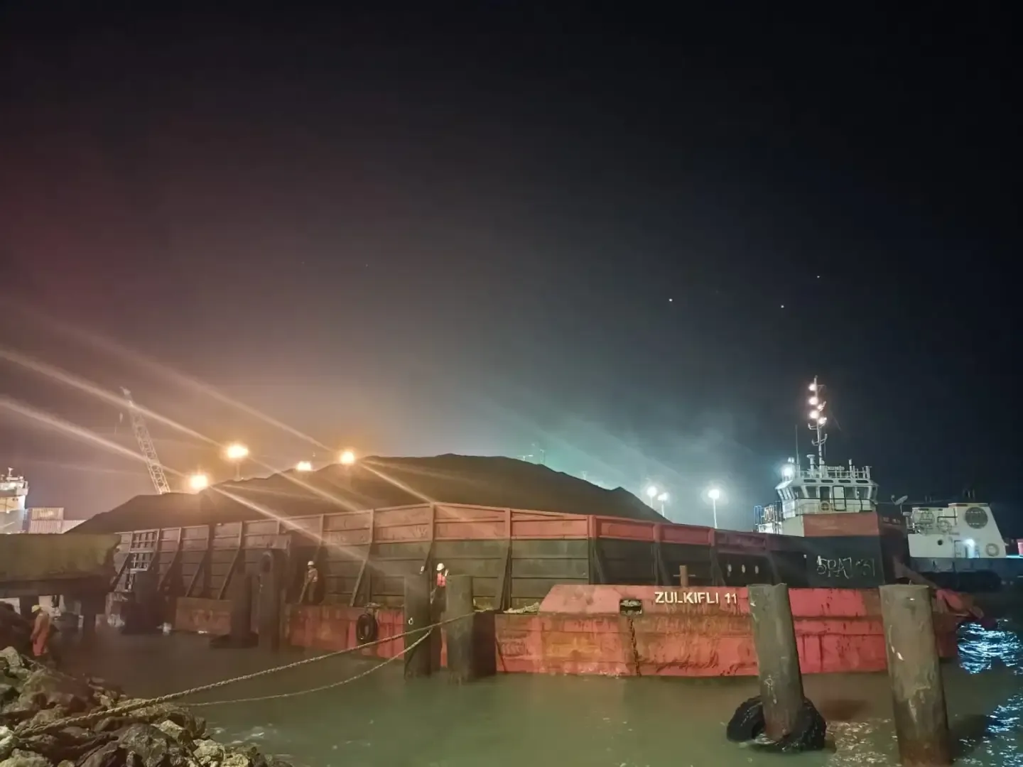 Tongkang BG. Zulkifli 11 sandar di jetty Lamongan pada malam hari (3/3)