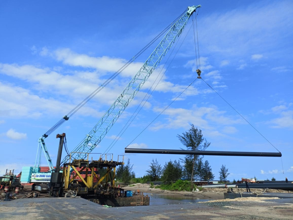 Kargo baja panjang ditangani dengan crawler crane